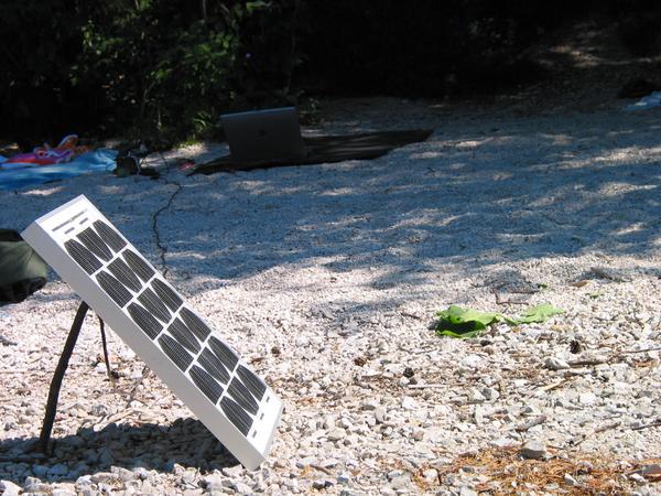 Büro oder Strand
Ein typischer energieverschwenderischer Büroarbeitsplatz braucht bis zu 1000 Watt. Dieser Arbeitsplatz am Strand wird von einer 20 Watt Photovoltaik direkt von der Sonne versorgt.