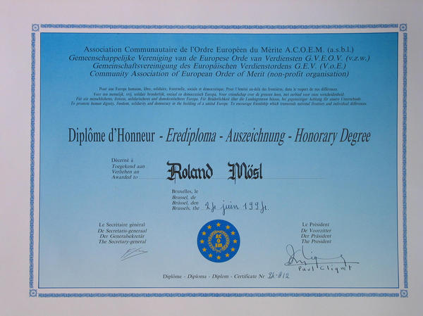 European Order of Merit for Solar Architecture
Mosl Roland got this award for his extreme  solar architecture solar house project “GEMINI inhabited solar power plant“